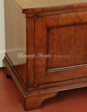 Mobiletto per Tv in stile classico realizzato artigianalmente in ciliegio